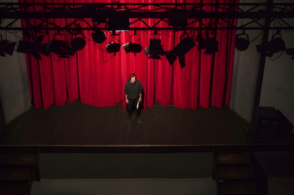 Drama çalışması yapan çocuk grubu